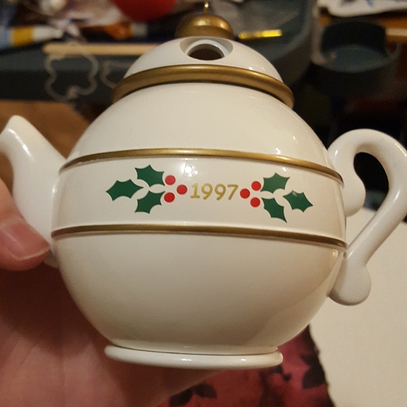 Vintage 1997 Hallmark Keepsake Teapot Ornament - Picture 6 of 6